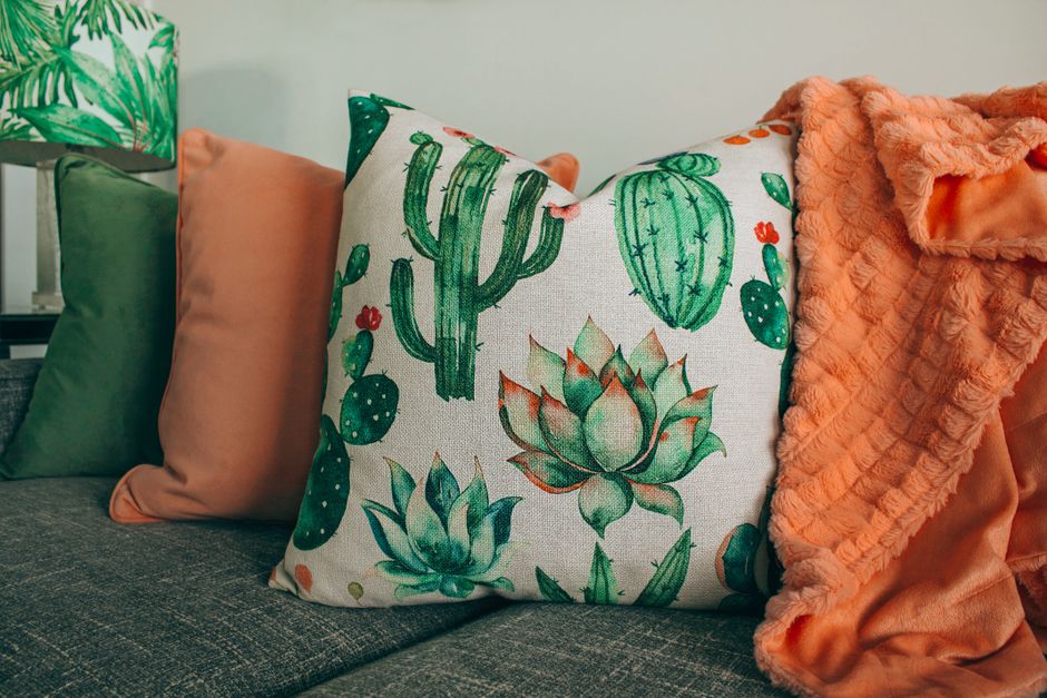 Párnák és textilek rétegzett elrendezése kanapén